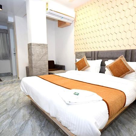 Hotel A1 Vastrapur Ахмедабад Экстерьер фото