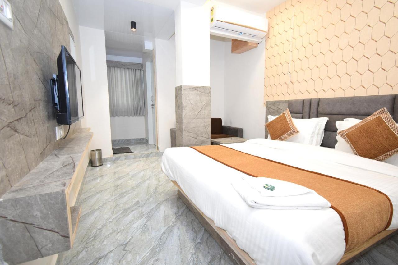 Hotel A1 Vastrapur Ахмедабад Экстерьер фото