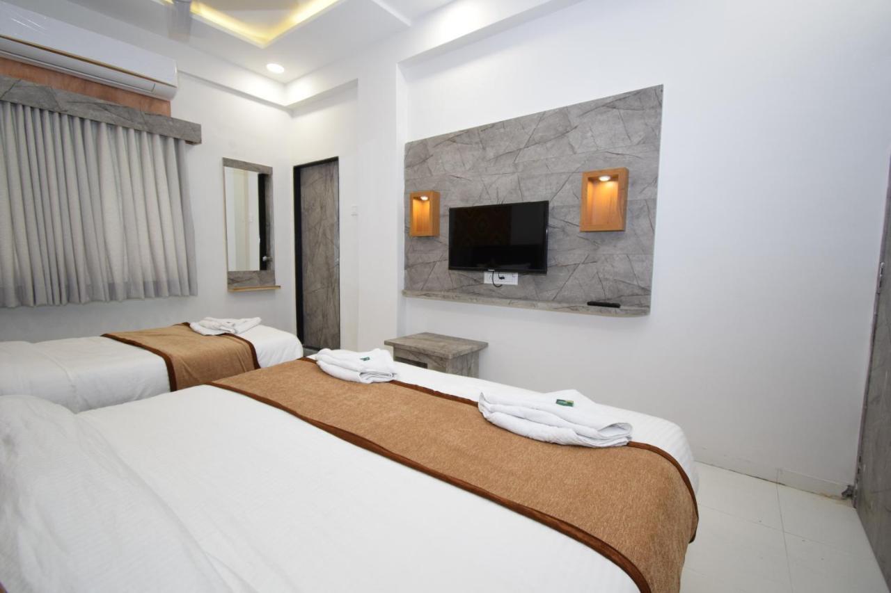 Hotel A1 Vastrapur Ахмедабад Экстерьер фото