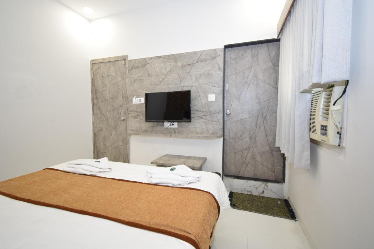 Hotel A1 Vastrapur Ахмедабад Экстерьер фото