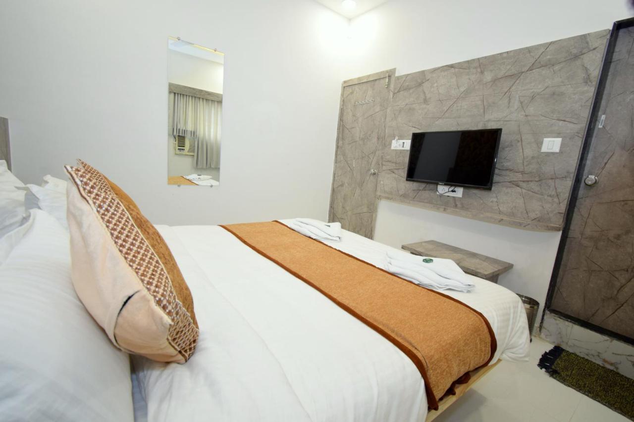 Hotel A1 Vastrapur Ахмедабад Экстерьер фото