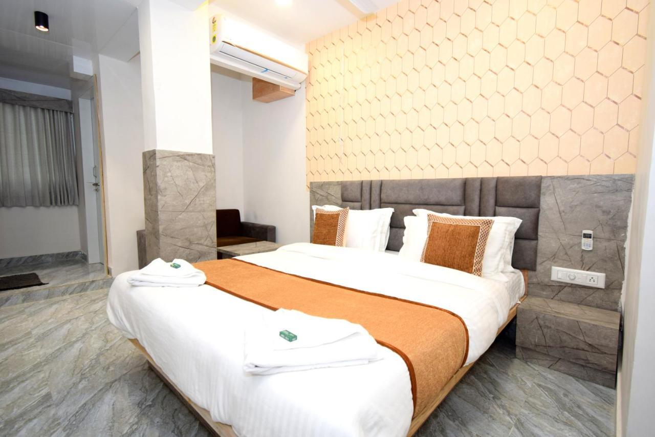 Hotel A1 Vastrapur Ахмедабад Экстерьер фото
