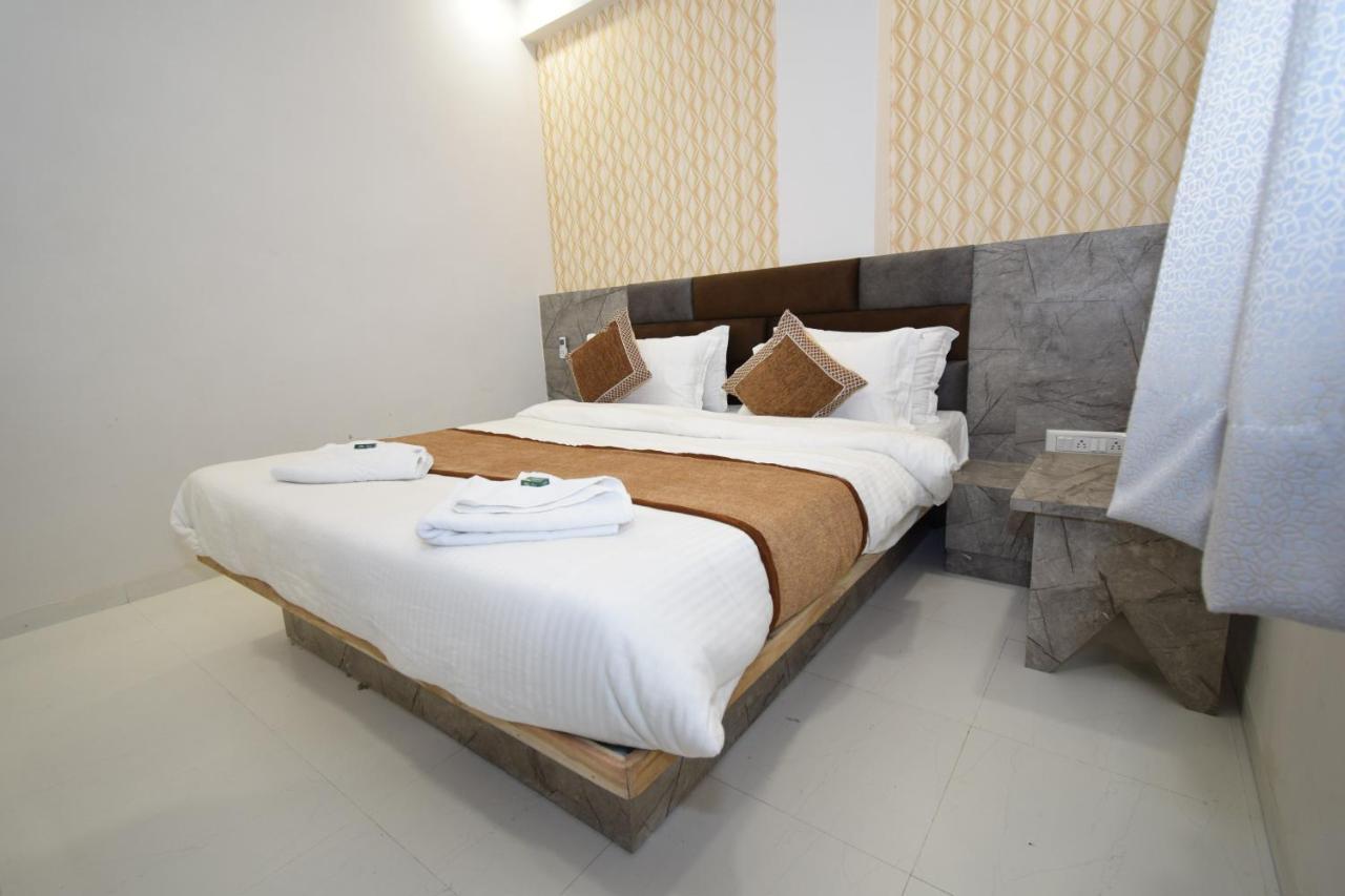 Hotel A1 Vastrapur Ахмедабад Экстерьер фото